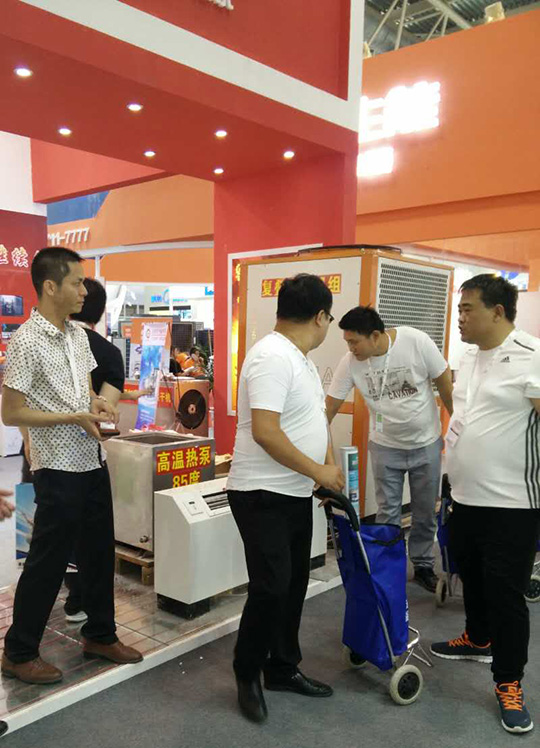 北京暖通展第二天，正旭空氣能展臺(tái)人氣依舊爆棚