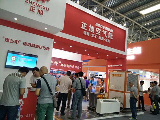 北京暖通展第二天，正旭空氣能展臺(tái)人氣依舊爆棚
